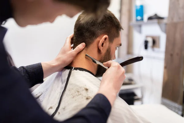 Hombre y peluquero con pelo de afeitar recta —  Fotos de Stock