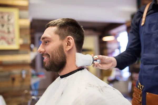 Peluquero con cepillo de limpieza cuello masculino en la barbería —  Fotos de Stock