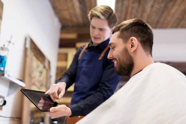 理发师理发店的人显示平板电脑 — 图库照片