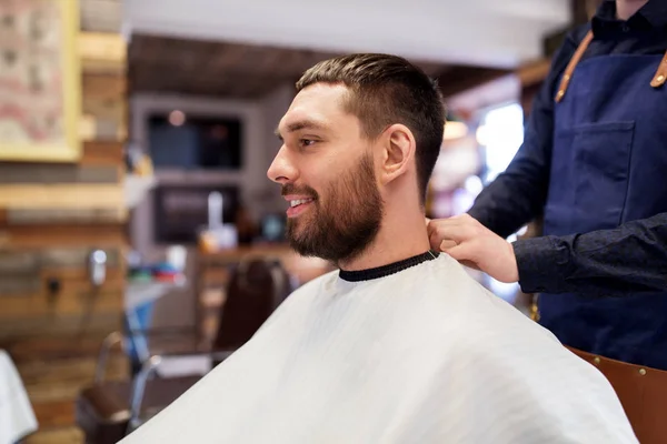 Peluquero y hombre con barba en la peluquería —  Fotos de Stock