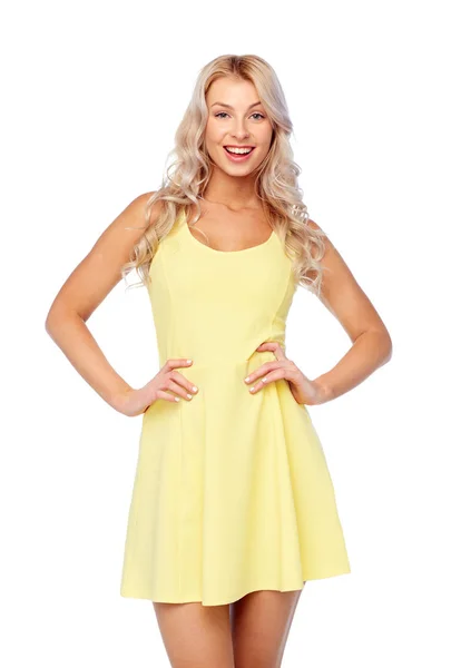 Gelukkig lachend mooie jonge vrouw in jurk — Stockfoto