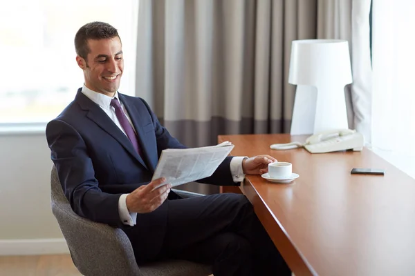 Empresario leyendo periódico y tomando café — Foto de Stock