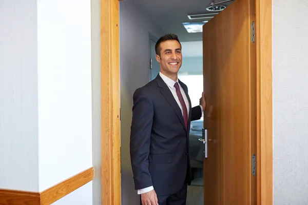 Uomo d'affari in camera d'albergo o porta dell'ufficio — Foto Stock