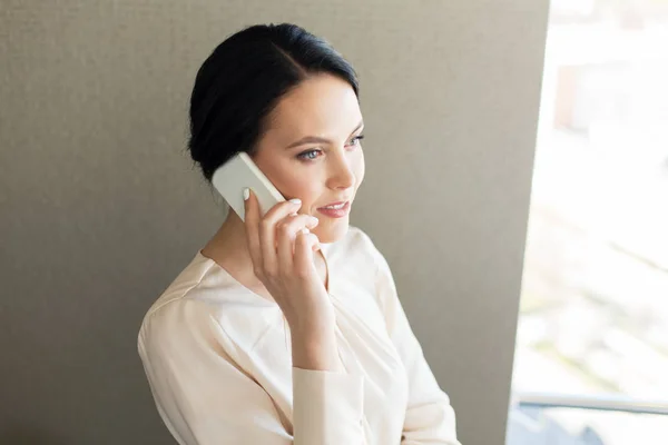 Zakenvrouw opgeroepen smartphone — Stockfoto