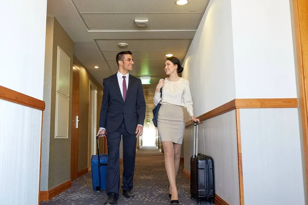 Equipe de negócios com sacos de viagem no corredor do hotel — Fotografia de Stock