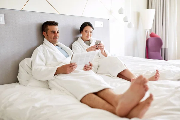 Szczęśliwa para w łóżku w domu lub pokoju hotelowym — Zdjęcie stockowe