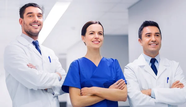 Glückliche Gruppe von Sanitätern oder Ärzten im Krankenhaus — Stockfoto