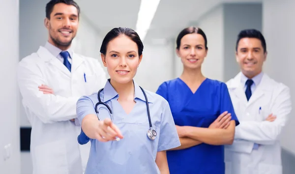 Groep van dokters vinger op u in ziekenhuis — Stockfoto