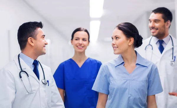 Счастливая группа медиков или врачей в больнице — стоковое фото