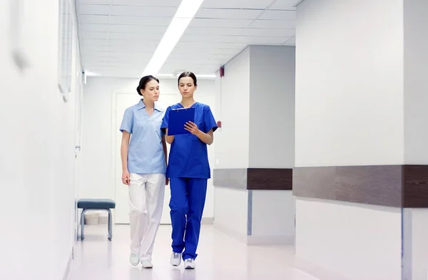 2 つの医者またはクリップボードに病院で働く看護職 — ストック写真