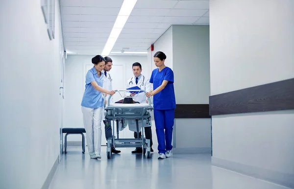 Sjukvård och patient på sjukhus bår i nödsituation — Stockfoto