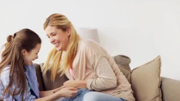 Boldog család, szórakozás és a csiklandozás otthon — Stock videók