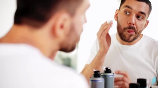 Hombre aplicando espuma de afeitar a la barba en el baño — Vídeos de Stock