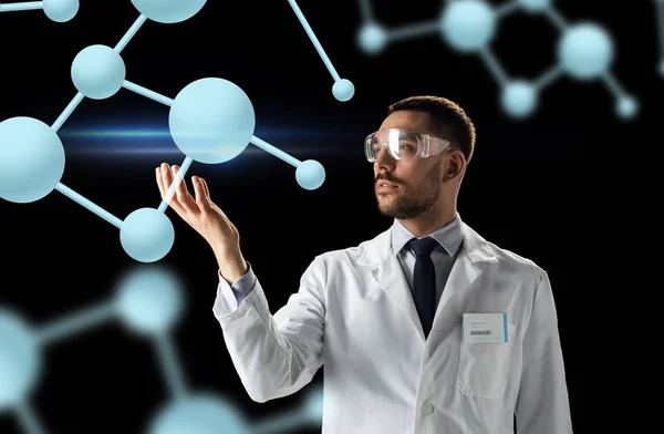 Vědec v laboratorní plášť a ochranné brýle s molekulami — Stock fotografie
