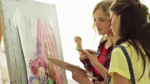 Élèves filles avec chevalet peinture à l'école d'art — Video