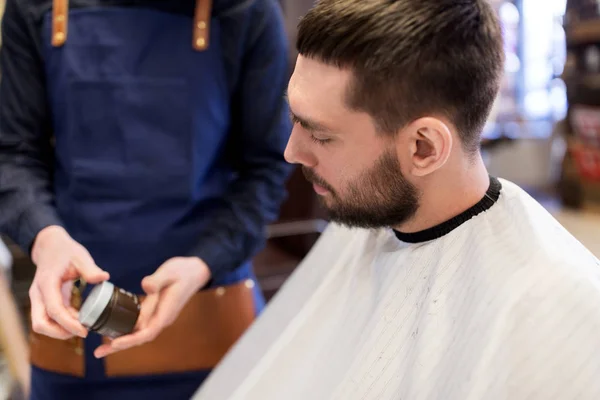 Barbeiro mostrando cabelo styling cera para o cliente masculino — Fotografia de Stock