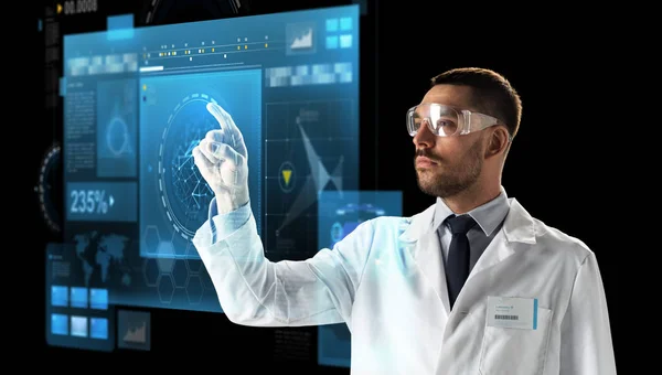 Medico o scienziato in maschera con schermo virtuale — Foto Stock