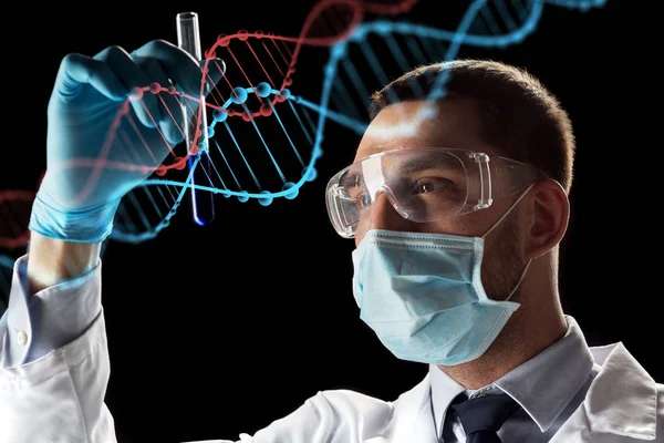 Ученый с пробиркой и молекулой ДНК — стоковое фото