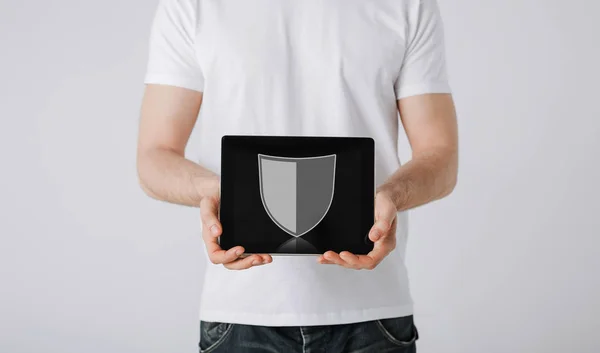 Man met antivirus programma icoon op tablet pc — Stockfoto