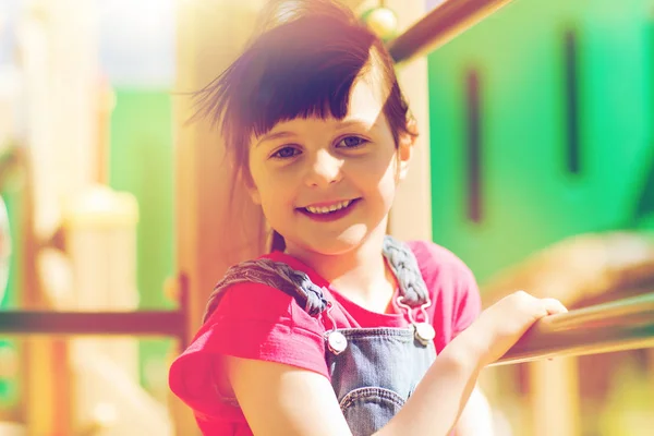 Mutlu küçük kız çocuk oyun alanı üzerinde tırmanma — Stok fotoğraf