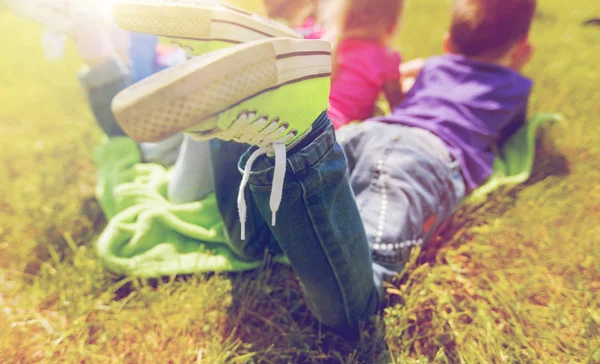 Primer plano de los niños acostados en la manta de picnic al aire libre —  Fotos de Stock