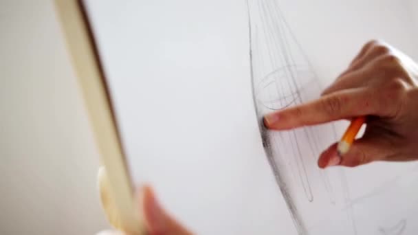 Художник с карандашным рисунком натюрморт на бумаге — стоковое видео