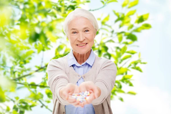 Wanita senior yang bahagia dengan obat di rumah — Stok Foto