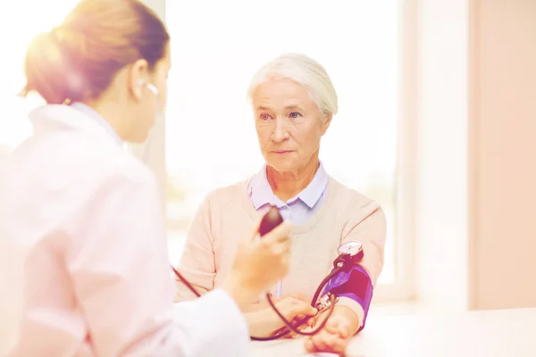 病院で眼圧計、高齢の女性と医師 — ストック写真