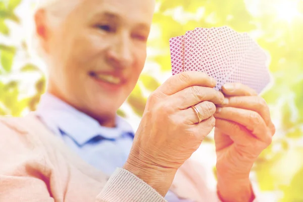 Close up de feliz mulher sênior jogando cartas — Fotografia de Stock