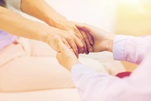 Primer plano de las manos de las mujeres mayores y jóvenes — Foto de Stock