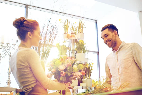 Fiorista sorridente donna e uomo al negozio di fiori — Foto Stock