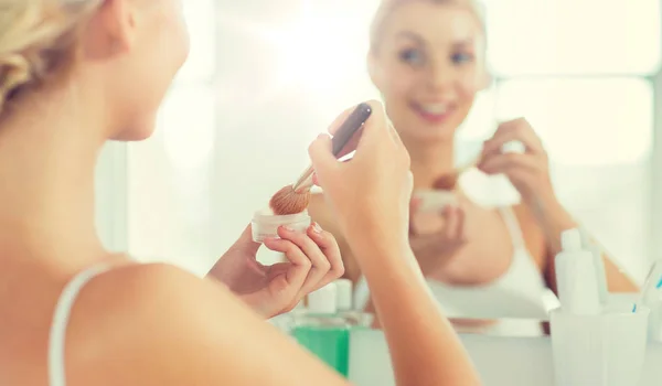 Mujer con cepillo de maquillaje y polvo en el baño — Foto de Stock
