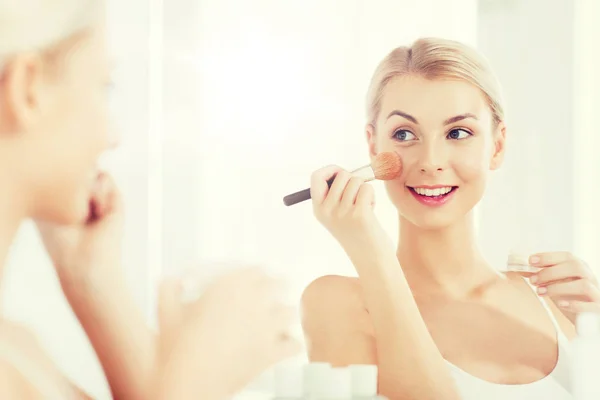 Mujer con cepillo de maquillaje y polvo en el baño — Foto de Stock