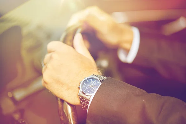 Senior affärsman händer köra bil — Stockfoto
