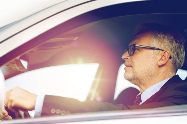Счастливый старший бизнесмен вождение автомобиля — стоковое фото