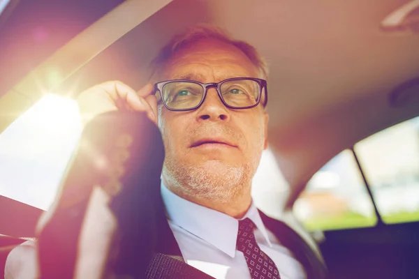 Uomo d'affari anziano che chiama su smartphone in auto — Foto Stock