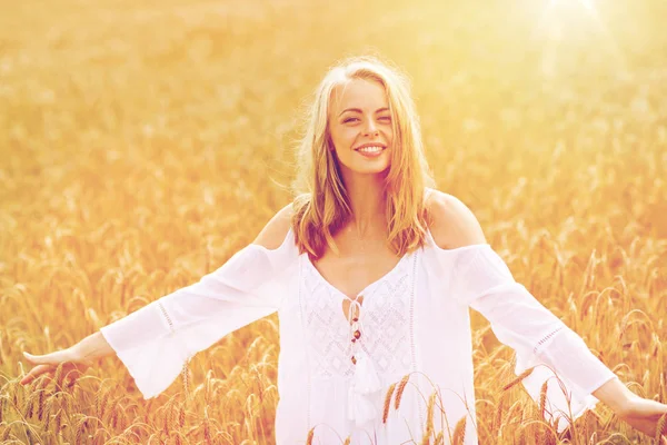 Sorrindo jovem mulher em vestido branco no campo de cereais — Fotografia de Stock