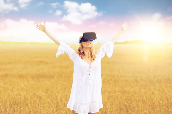 Kvinna i virtuell verklighet headset på spannmål fält — Stockfoto