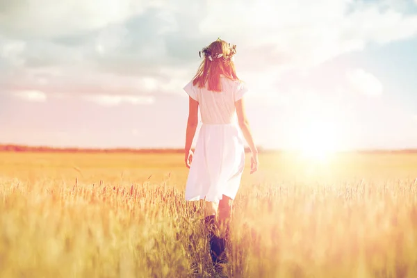 Happy young woman in flower wreath on cereal field — Stock Photo, Image