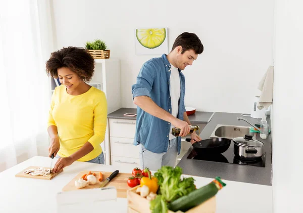 Coppia felice cucinare cibo a casa cucina — Foto Stock