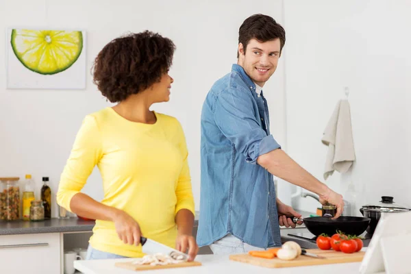 Casal feliz cozinhar comida em casa cozinha — Fotografia de Stock