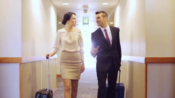 Business team with travel bags at hotel corridor — Stock Video