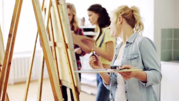 Schüler mit Staffeleien malen an Kunstschule — Stockvideo