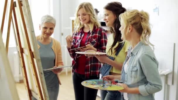 Mujeres con pinceles pintura en la escuela de arte — Vídeos de Stock