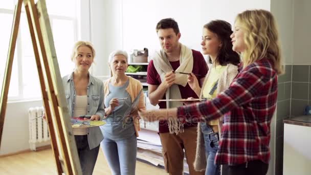 Grupo de artistas discutindo pintura na escola de arte — Vídeo de Stock