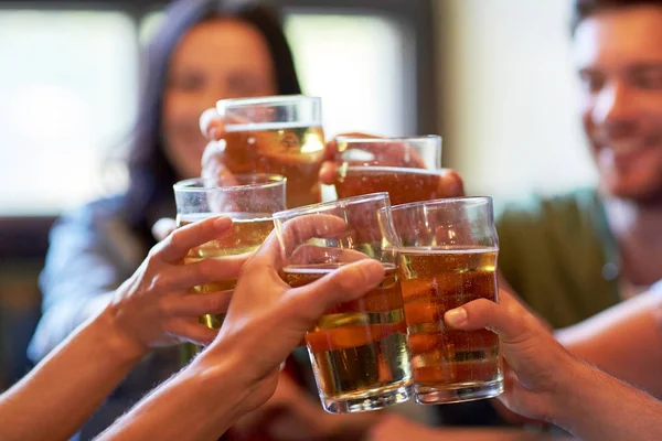 Glückliche Freunde, die Bier in der Bar oder Kneipe trinken — Stockfoto
