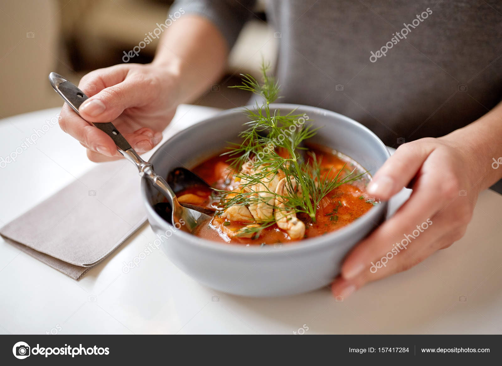 Упражнение суп несу суп проливаю. Обед дошкольника. Стишок про суп для детей. Кушать вкусно суп. Томатный суп калорийность.