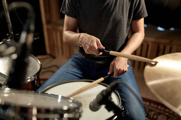 Músico masculino tocando bateria e címbalos em concerto — Fotografia de Stock