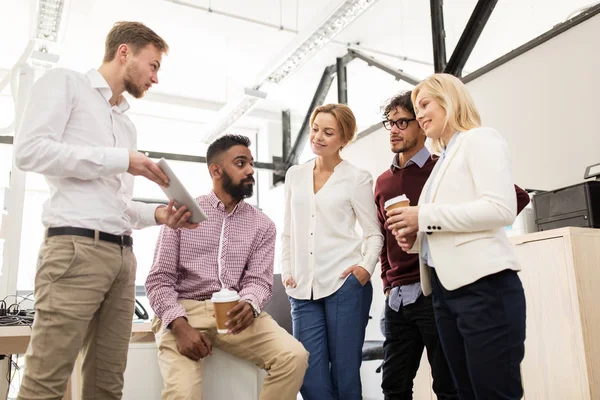 Geschäftsteam mit Tablet-PC und Kaffee im Büro — Stockfoto