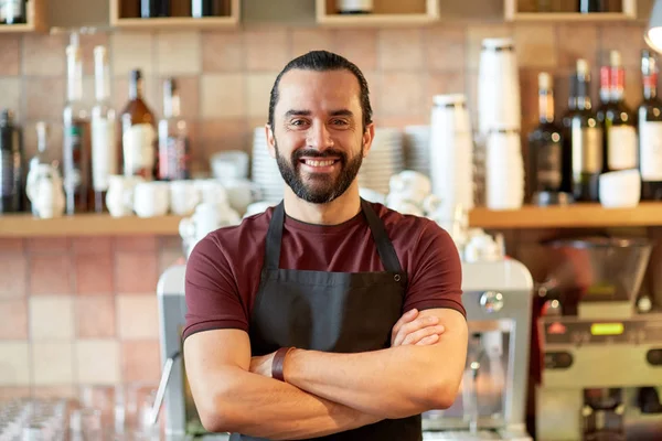 Lycklig man, bartender eller servitör på bar — Stockfoto